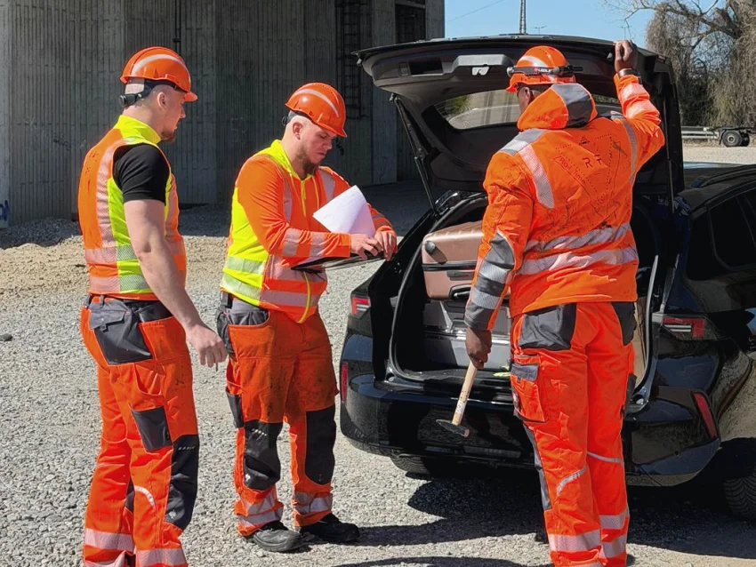Mitarbeiter in Warnkleidung auf einem Bahngelände